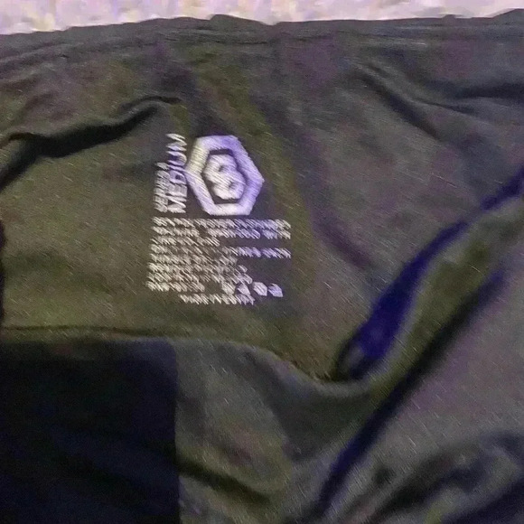 Ladies fitted black leggings/capris with two side pockets. Size medium - Picture 2 of 4